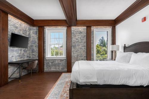 Santa Rosa Apartment | Elegant Santa Rosa Getaway at Historic Stonehouse!