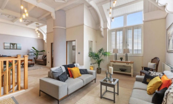Penarth Apartment | Elegant Seaview Apartment with Garden-Penarth Pier