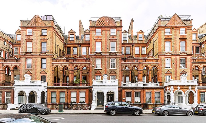 Courtfield Apartment | Elegant South Kensington Retreat w/Outdoor Spaces