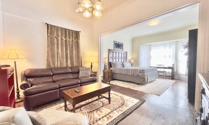 Willow Glen House | Elegant Spacious King Suite, Laundry, Full Kitchen