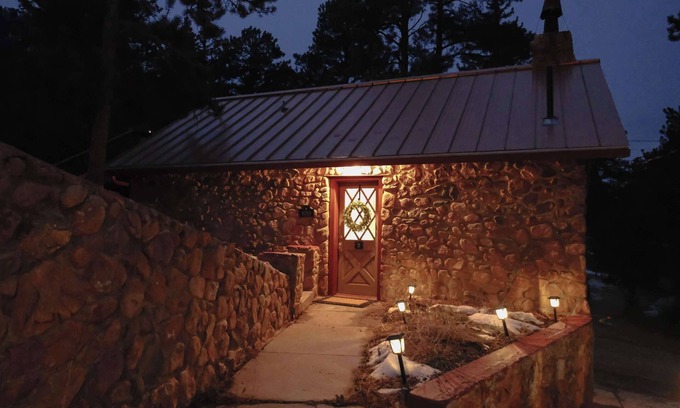 Cascade-Chipita Park Cabin | Elegant Stone Cottage by Pikes Peak