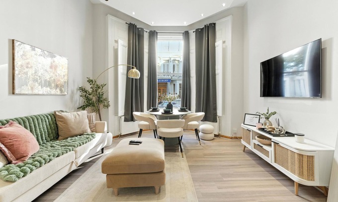 Queen's Gate Apartment | Elegant Stay Easy Access to Heathrow & City