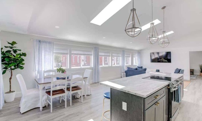 Historic Hill Condo | Elegant Thames St. Loft w/View of Town and Harbor
