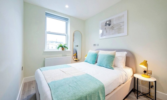 Angel Condo | Elegant Urban Escape in Angel