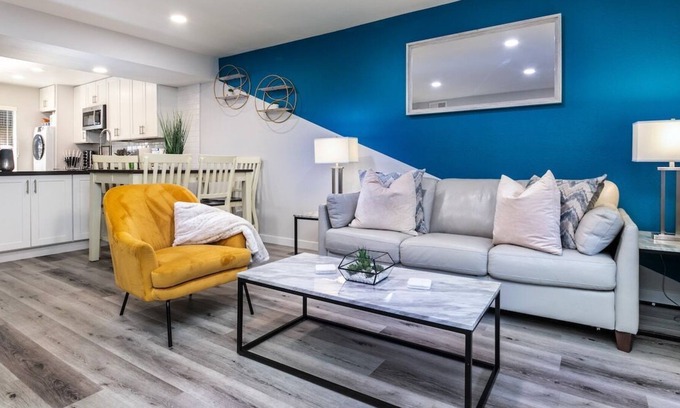 Thousand Oaks Apartment | Elegant/WFH/Fast Wi-Fi/2 Plush King beds