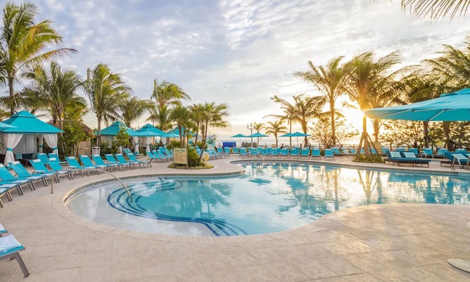 Hollywood Hotel | Elegantly Appointed Oceanview Room For a Luxurious Stay with Outdoor Pool