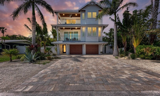 Bradenton Beach House | Elevator SPACIOUS Luxury Home Fab Reviews, Heated Pool/Spa, 3 min walk to beach!