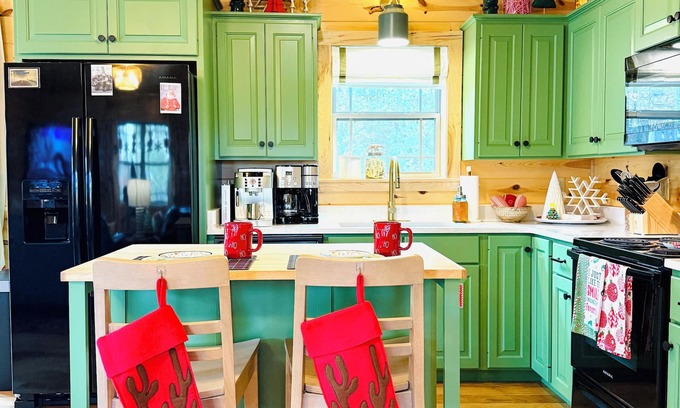 Pigeon Forge Cabin | ELF XMAS! Nothing like it in the area! See Dollywood fireworks! Color everywhere
