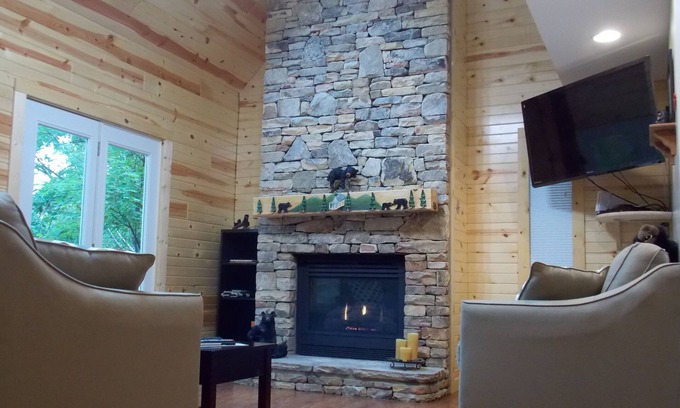 Pigeon Forge Ski Chalet | Elijah's Cabin 1 mile from Parkway has: Theater, Pool Table, Hot Tub, Pool, Wifi