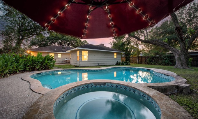 Bellaire House | Elite ⭐️⭐️⭐️⭐️⭐️Home Sweet💦SPA Pool Art❤️MD^Anderson TMC NRG HBU
