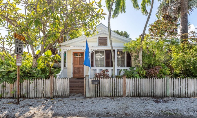 Midtown House | Eliza's Secret - Elegant Tropical Oasis with Private Pool & Guest House