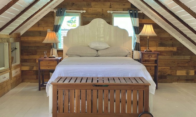 Dunmore Town Cottage | Elizabeth on Crown W/(Complimentary Breakfast at our local Coffee House)