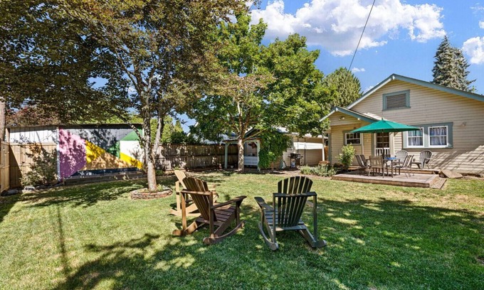 Springfield Apartment | Elizabeth Page House: Close to UO/Downtown Eugene