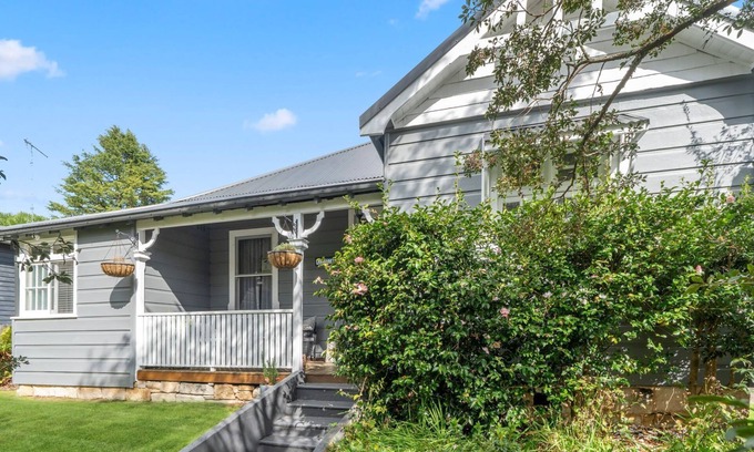 Leura House | Elizabeth: Your Charming and Comfortable Retreat