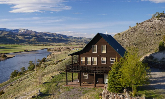 Emigrant Cabin | Elk Cabin - Fish the Beautiful Yellowstone River