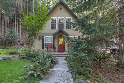 Enumclaw House | Elk Crossing Cozy Cabin at Crystal Mountain home