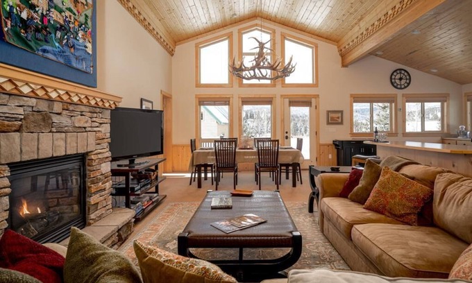 Lazy Acres House | Elk Crossing - Only 8 miles from West Yellowstone and the National Park!