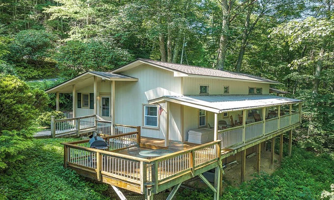Maggie Valley Cabin | Elk hangout! Private Hot Tub, High-speed WIFI, peaceful sounds of the creek!