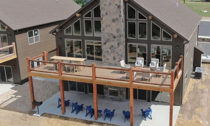 Lampe Cabin | Elk Lodge-ADA plus water views & Pickleball Court