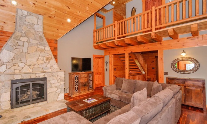 Weaverville Cabin | Elk Mountain Lodge sleeps 8-16 with hot tub!