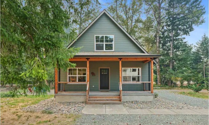 Packwood Cabin | Elkhorn Cabin- In the heart of downtown Packwood, WA. Sleeps 10