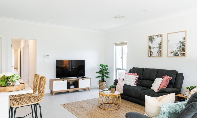 Warradale House | Ella House II - New 3Br 2Bath, Wifi, 2 Living