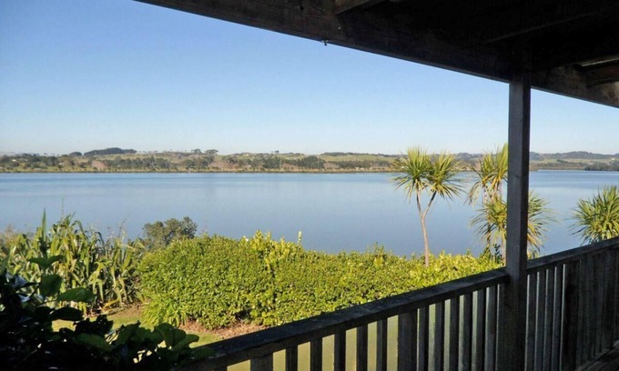 Mangawhai Heads House | Ella's Estuary Retreat - Kiwi bach with estuary views and close estuary access in peaceful setting