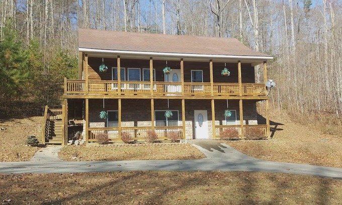Sloans Valley House | Ellie's Place at Lake Cumberland- Cozy Retreat with great Mountain Views