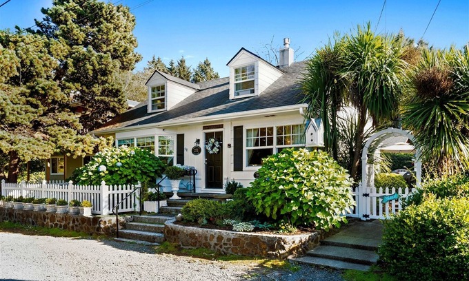 Cannon Beach House | Elliott Way Cottage - Beachcomber Vacation Homes