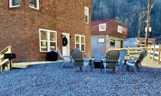 Gilbert Apartment | Ellis Apartment at Main Street Lodging Gilbert, WV