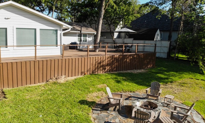 Enchanted Oaks House | Ellis Island 2- Lake House /Sleeps 20-Beautiful