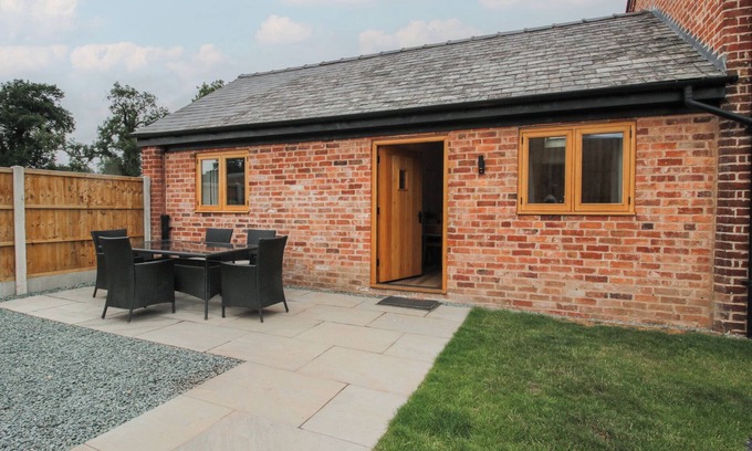 Loppington Cottage | ELM BARN, pet friendly, with a garden in Wem