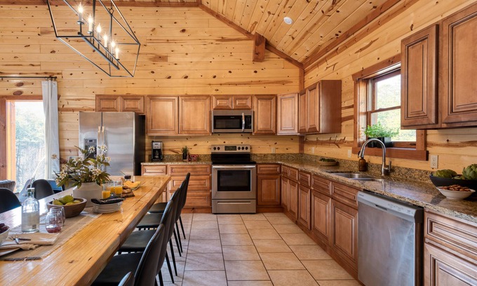Gatlinburg - Pigeon Forge Cabin | Elm by AvantStay | Mountain Side Cabin w/Movie Theatre, Indoor Pool, & Views