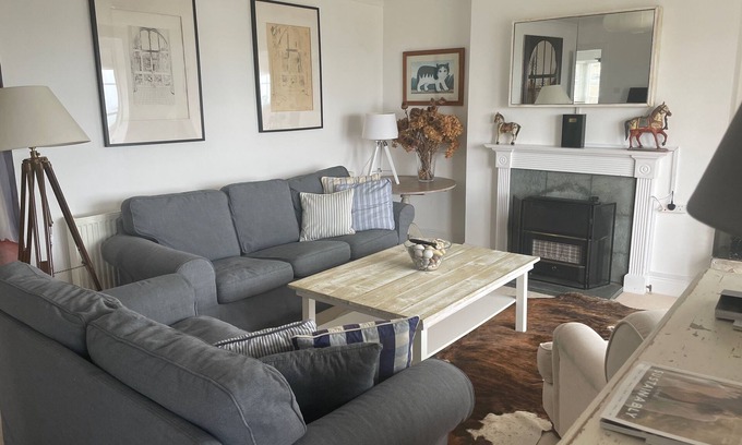 Seaview Cottage | Elm Cottage retreat perched in the heart of Seaview with stunning coastal views!