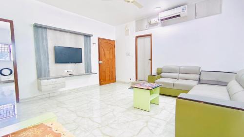 Bengaluru Apartment | ELO House - Spacious 2BHK Apartment with Kitchen, Malleswaram