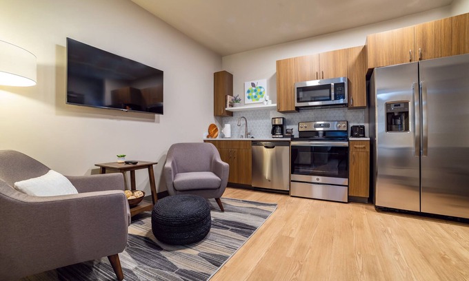 Riverside Apartment | Eloquent 1 Bed Riverfront Park Travel Apartment