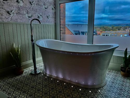 Whitby Apartment | Elysium Holiday Lets - Elysium Suite, Stunning Apartment by the Beach