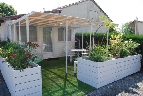 Montjean Apartment | Ema Cottage