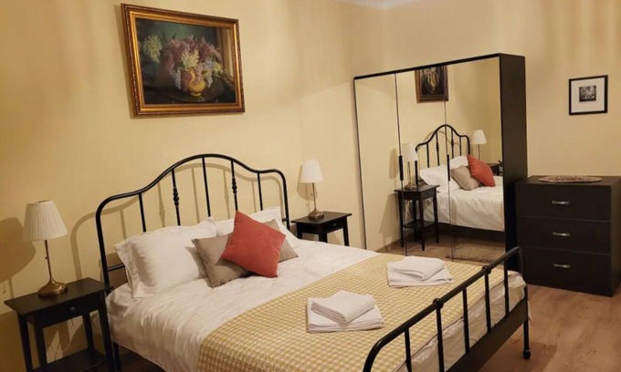 Centrul Vechi Apartment | Ema's Vintage Spacious 2 BR Central Apartment with Mountain View
