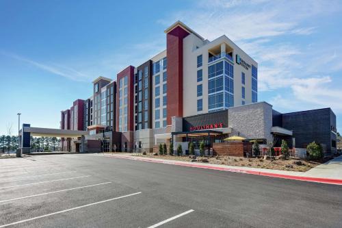 Jonesboro Hotel | Embassy Suites by Hilton Jonesboro Red Wolf Convention Center