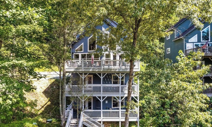 Lakeside Estates House | EMERALD COVE