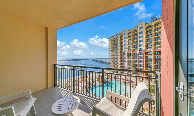 Destin Condo | Emerald Grande 603 😎 Over the Pool ⛱️⛱️ Beach Serv Included ⛵️⛵️ EV Chargers 🐠⚓️🦀
