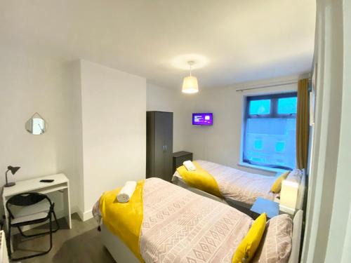 Castle House | Emerald Living, 4 bedrooms, sleeps 7, free parking in the heart of Swansea!
