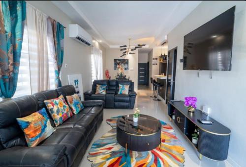 Runaway Bay House | Emerald SunDara Villa Ochi