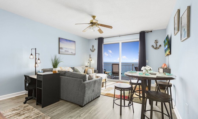 Panama City Beach Condo | EmeraldChic 2bd condo, steps to Panama City Beaches close to Shipwreck Waterpark