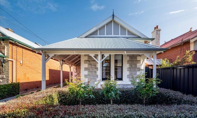 Mile End House | Emilias' Place - Mile End City Fringe