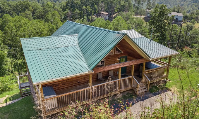 Gatlinburg - Pigeon Forge Cabin | Emily's Hideaway | Mtn Views, Hot Tub, Pool Table