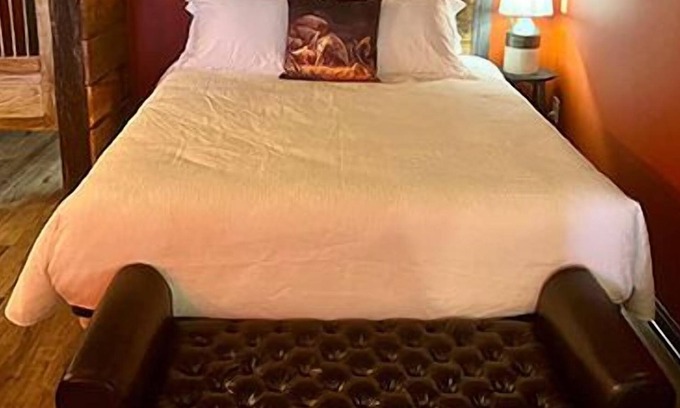 Stanardsville House | Empty Bottle Saloon - Rm. 209