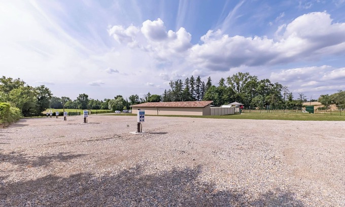 Arbigny House | Empty motorhome pitches