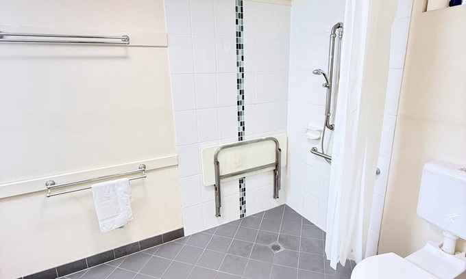 Emu Park Resort | Emu Park Beach Resort, Disable room